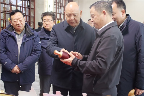 省領(lǐng)導(dǎo)李建中深入沅陵酒業(yè)調(diào)研，助力產(chǎn)業(yè)高質(zhì)量發(fā)展。                                                